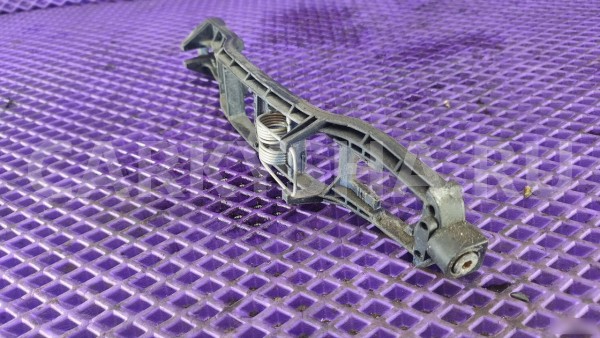 Кронштейн ручки двери З/П Mercedes-Benz W210 Mercedes-Benz E-klasse 