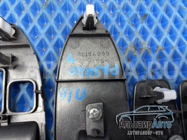 Накладка блока стеклопоъемников Pajero 4 левая пра Mitsubishi i оригинальный номер 8619A088