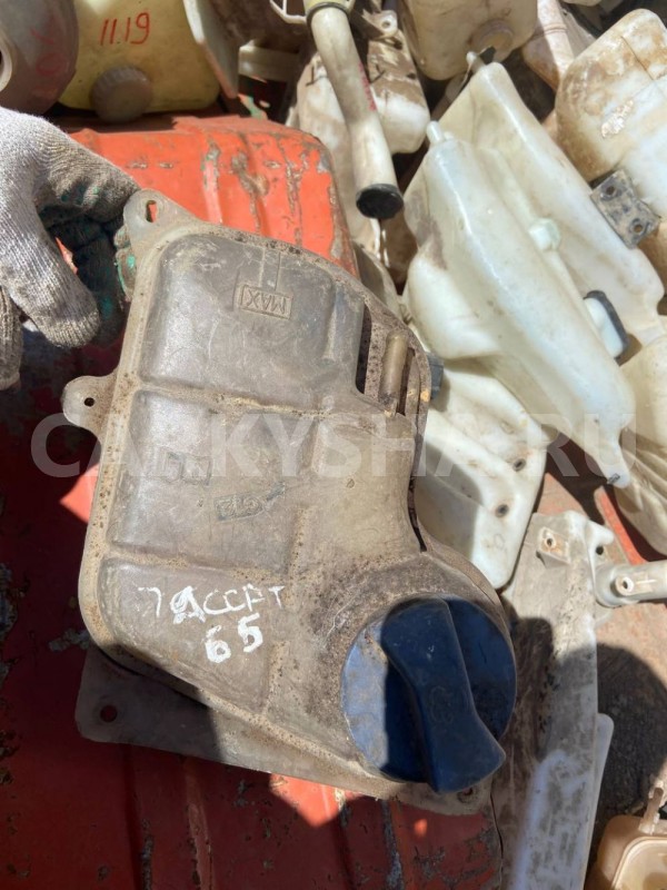 Бачок расширительный Volkswagen Passat B5 (1996—2001) Volkswagen Passat оригинальный номер 8E0121403