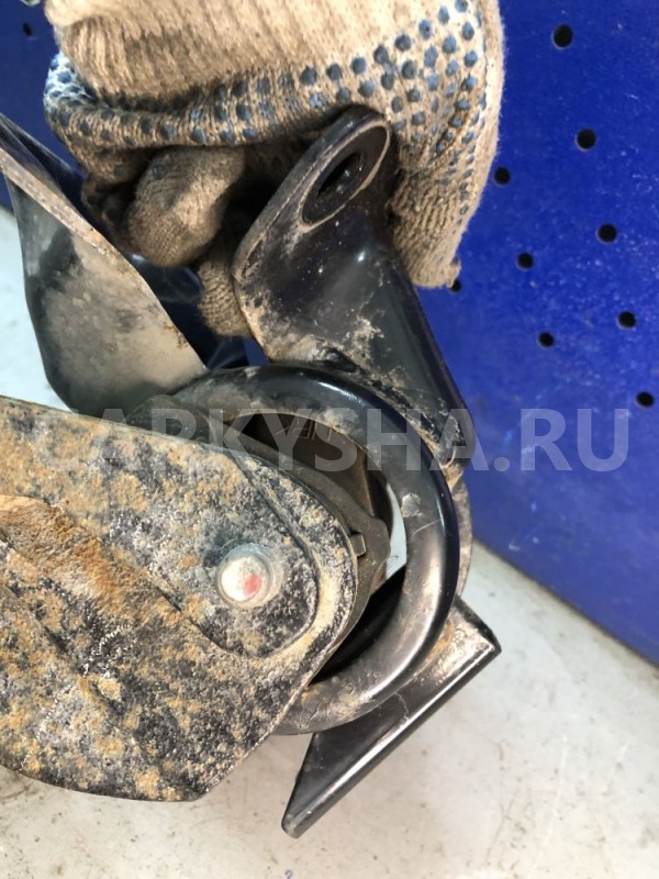 Опора двигателя левая Mazda CX-7 (EH4639070B бу) Mazda 2 оригинальный номер EH4639070B