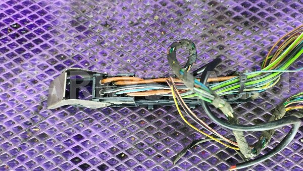 Разъем 2105457728 Mercedes-Benz E-klasse оригинальный номер 2105457728