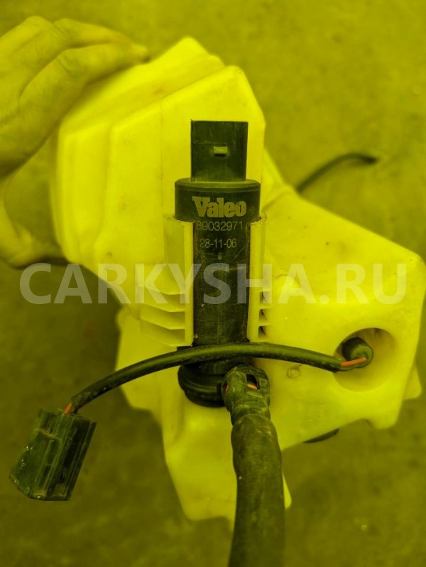 Бачок стеклоомывателя Volvo V70 оригинальный номер 89032971