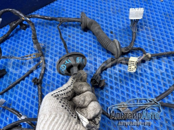 Проводка двери багажника Mitsubishi Pajero 4 Mitsubishi i оригинальный номер 8512A405