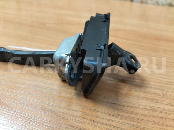 Ограничитель двери (фиксатор) задний левый Nissan Nissan Note оригинальный номер 82430CJ00A