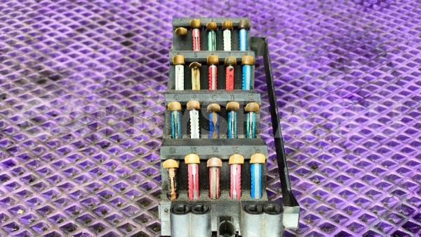 Блок предохранителей Mercedes W124 Mercedes-Benz W124 оригинальный номер 1245402050