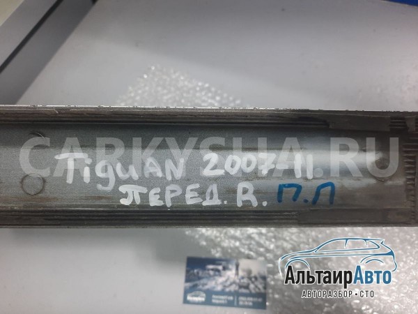 Молдинг передней правой двери Volkswagen Tiguan 1 Volkswagen Tiguan оригинальный номер 5n0853516