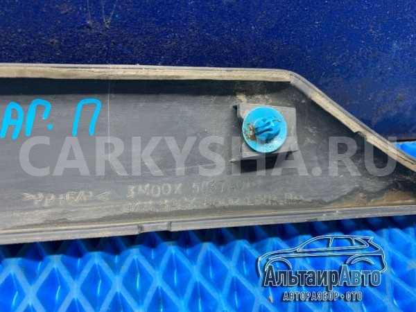 Накладка двери багажника нижняя правая Pajero 4 Mitsubishi i оригинальный номер 5837A010
