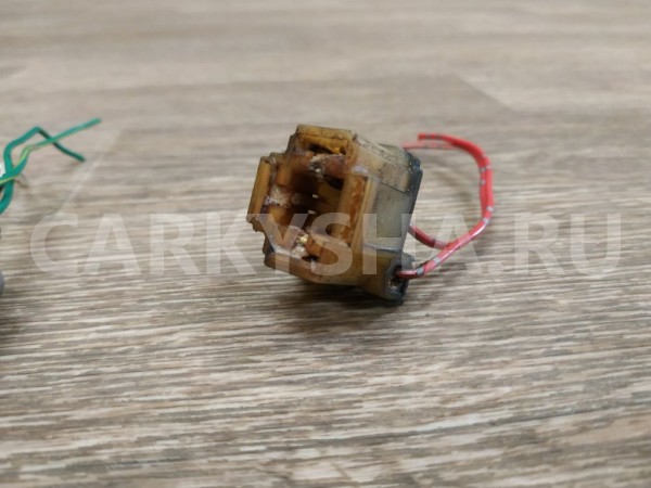 Разъем фары Toyota Avensis оригинальный номер 8113005220
