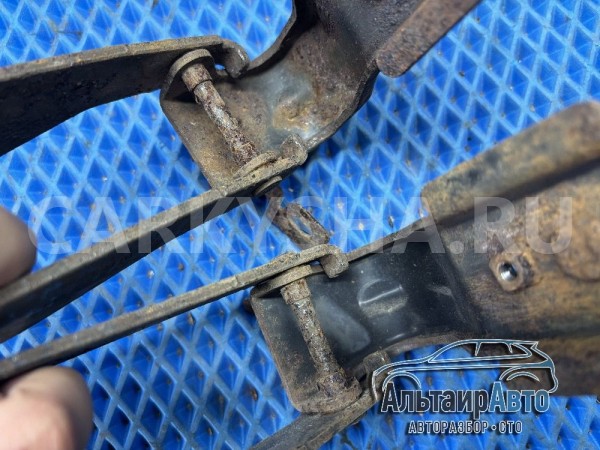 Петля кронштейн калитки запасного колеса Pajero 4 Mitsubishi i оригинальный номер 5839A011